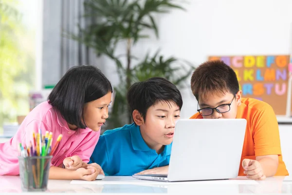 Niedliche Asiatische Kinder Mit Laptop Zusammen Mit Lächeln Gesicht — Stockfoto