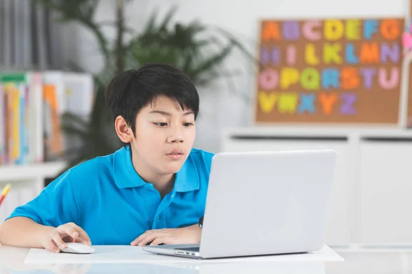 Aziatische Schattige Jongen Met Behulp Van Laptopcomputer — Stockfoto