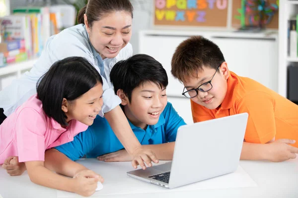 Asian Woman Teacher Cute Asian Children Using Laptop Computer Together — Stock Photo, Image