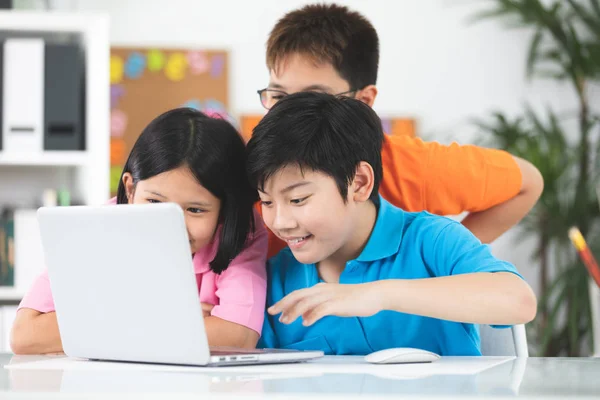 Leuke Aziatische Kinderen Met Behulp Van Laptop Samen Met Glimlach — Stockfoto