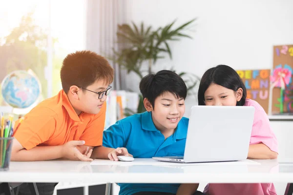 Милые Азиатские Дети Используют Ноутбук Вместе Улыбкой Лице — стоковое фото