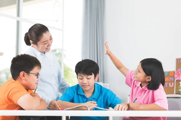 Jovem Asiático Professor Fazer Pergunta Jovens Crianças Sala Aula — Fotografia de Stock