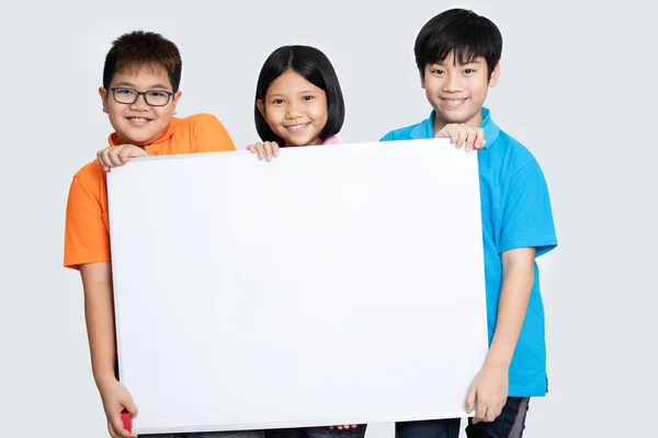男の子と女の子 独自のテキストを記述する空白のプラカード ボードを示す幸せな笑みを浮かべてグループ — ストック写真