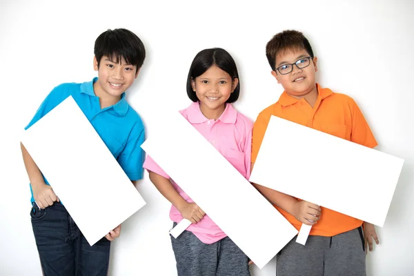 Feliz Grupo Sonriente Niños Amigos Niños Niñas Mostrando Cartel Blanco — Foto de Stock