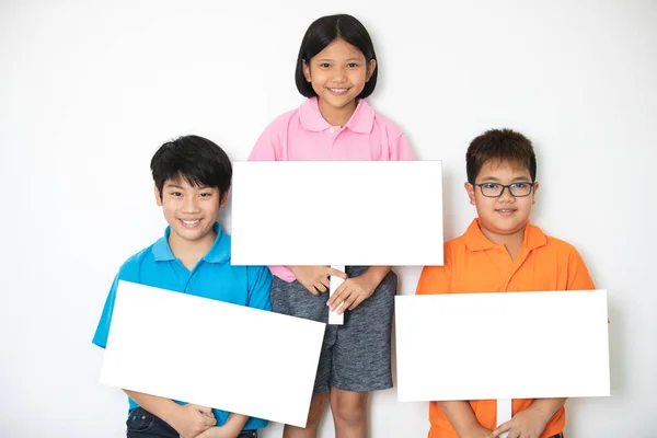 Feliz Grupo Sonriente Niños Amigos Niños Niñas Mostrando Cartel Blanco — Foto de Stock