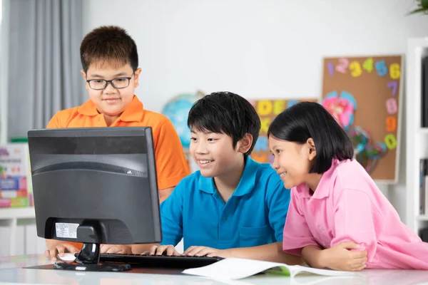 Close Smiling Asian Pupils Using Desktop Computer Classroom Smile Face — Stock Photo, Image