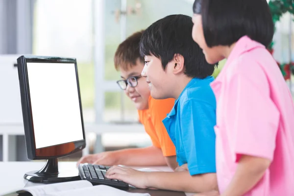 Close Van Aziatische Leerlingen Met Behulp Van Een Desktop Computer — Stockfoto