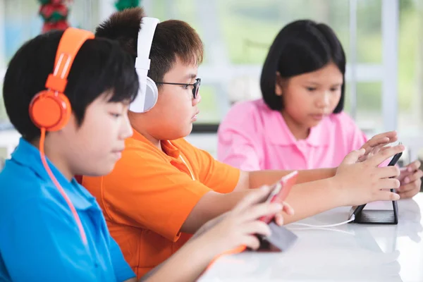 タブレット コンピューターを一緒に再生アジアの子 — ストック写真