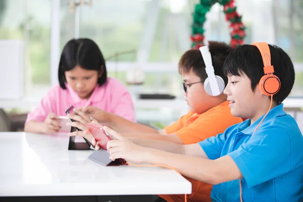 Asiático Niño Jugando Tableta Ordenador Juntos — Foto de Stock