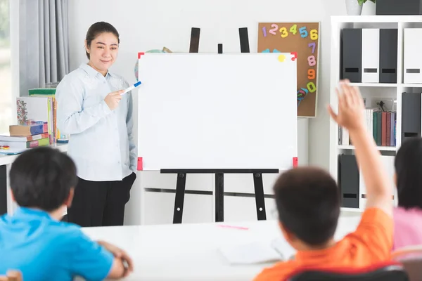 Young Asian Teacher Ask Question Young Kids Classroom Blabk White — Stock Photo, Image