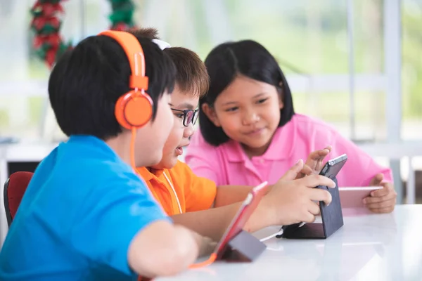 Asiático Niño Jugando Tableta Ordenador Juntos — Foto de Stock