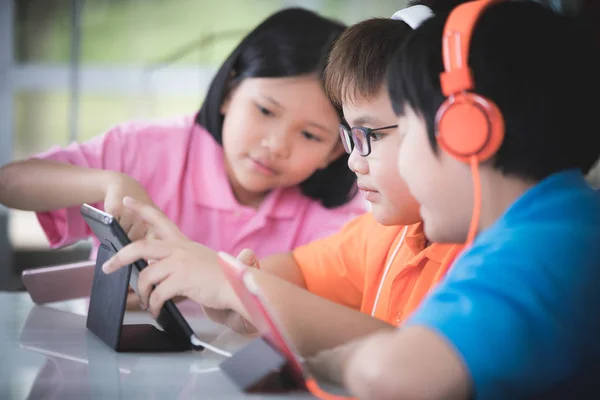亚洲儿童一起玩平板电脑 — 图库照片