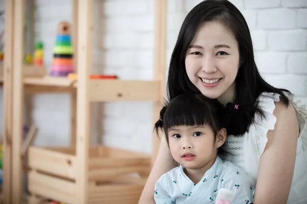 Feliz Asiático Família Mãe Com Filha Jogar Cama Com Sorriso — Fotografia de Stock