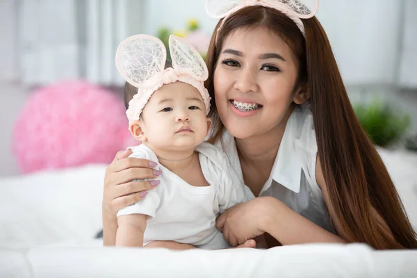 Glücklich Asiatische Familienmutter Mit Tochter Spielen Auf Bett Mit Lächeln — Stockfoto