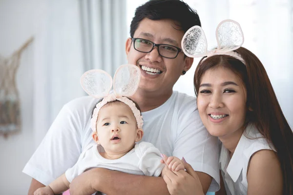 Glücklich Asiatische Familie Vater Mutter Mit Tochter Suchen Kamera Mit — Stockfoto