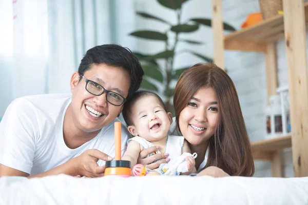 Feliz Asiático Família Pai Mãe Com Filha Olhando Câmera Com — Fotografia de Stock