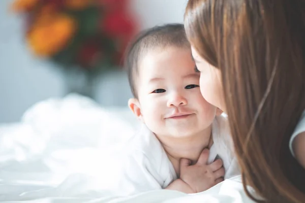 Happy Asijské Rodiny Matka Dcerou Hraje Posteli Tváří Úsměv — Stock fotografie