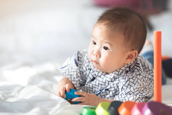 Asiatico Bambino Ragazzo Giocare Letto — Foto Stock