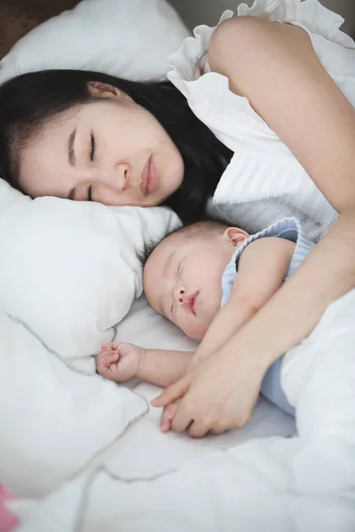 小さな赤ちゃん美しいアジアの女性と彼女の息子の寝室で一緒に寝て — ストック写真