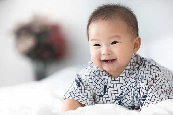 Hermosa Sonriente Lindo Asiático Bebé — Foto de Stock