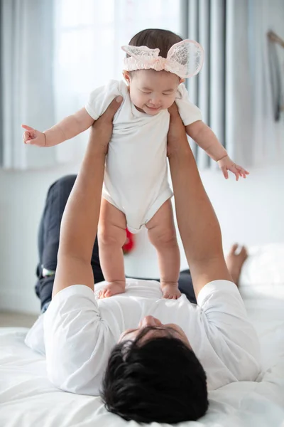 Glad Asiatisk Familj Far Med Baby Dotter Spelar Säng Med — Stockfoto