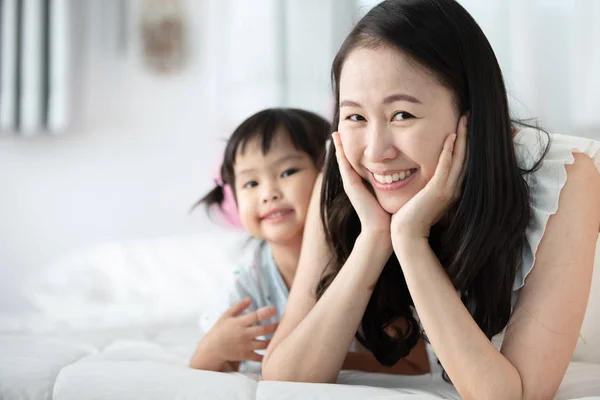 Feliz Asiático Família Mãe Com Filha Jogar Cama Olhando Câmera — Fotografia de Stock