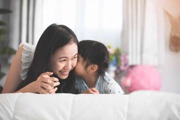 Mutlu Asya Aile Anne Kızı Yatakta Gülümsemek Yüz Ile Oynamak — Stok fotoğraf