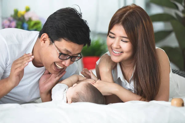Feliz Asiático Família Pai Mãe Com Filha Jogar Cama Com — Fotografia de Stock