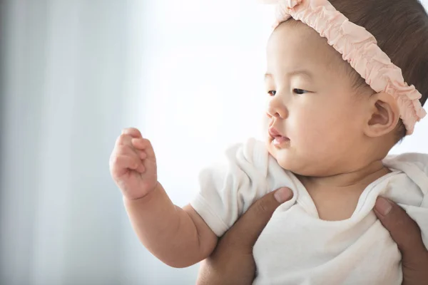 Baby Flicka Söker Forword Till Lilla Hand — Stockfoto