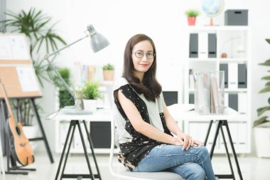 Asyalı kadın, evde işyeri dizüstü bilgisayar kullanarak. Asyalı kadın yaşam tarzı kavramı.