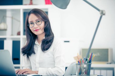 Asyalı kadın, ev ofis, işyeri dizüstü bilgisayar kullanarak. Asyalı kadın yaşam tarzı kavramı.