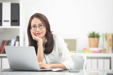 Asyalı kadın, evde işyeri dizüstü bilgisayar kullanarak. Asyalı kadın yaşam tarzı kavramı.