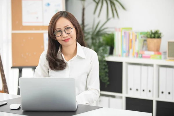 Asiatisk Kvinna Använder Laptop Arbetsplats Hemma Begreppet Asiatisk Kvinna Livsstil — Stockfoto