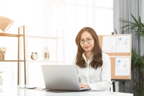 Asiatisk Kvinna Använder Laptop Arbetsplats Hemma Begreppet Asiatisk Kvinna Livsstil — Stockfoto