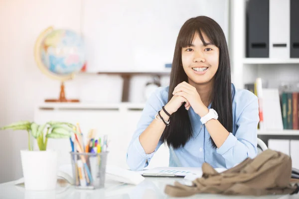 Glad Ung Asiatisk Kvinna Kontoret Inrättats Med Modern Teknik — Stockfoto