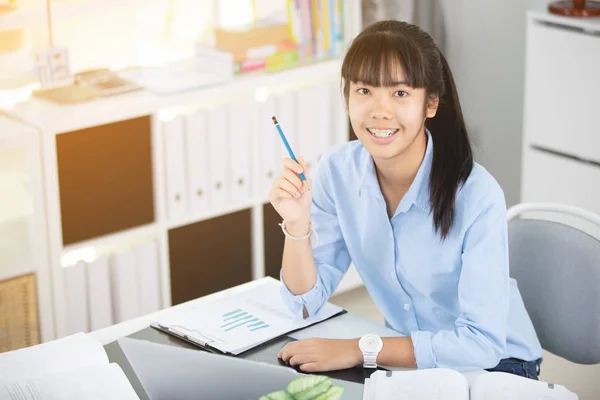 Glad Ung Asiatisk Kvinna Kontoret Inrättats Med Modern Teknik — Stockfoto