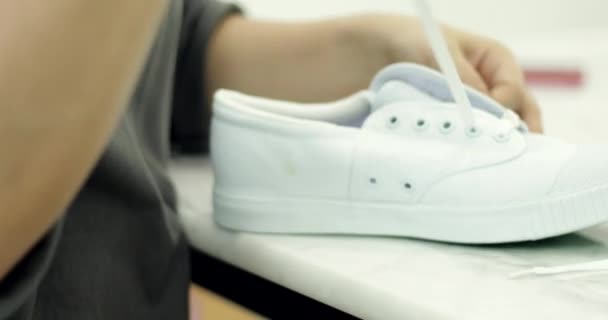 Aziatische Moeder Doen Schoenveter Voor Kind Schoenen — Stockvideo