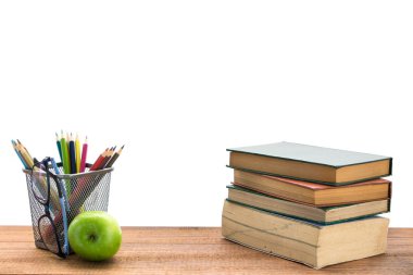 Kompozisyon, kitap, Kırtasiye ve resepsiyon beyaz zemin üzerine yeşil elma 