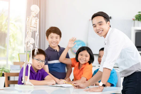 Fiatal Ázsiai Tanár Kérdez Kérdés Fiatal Gyerekek Osztályteremben Ellátással Blabk — Stock Fotó