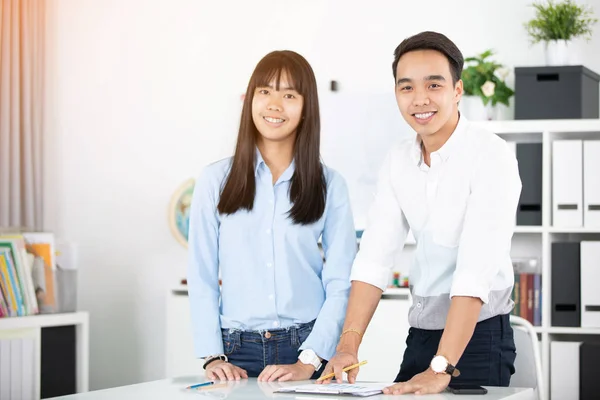 Unga Asiatiska Glad Befattningshavare Anställda Diskutera Nya Projekt Skrivbord Kontoret — Stockfoto