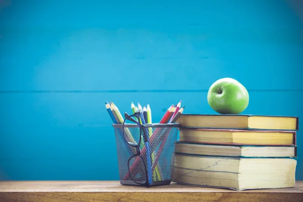 Composição Livros Artigos Papelaria Uma Maçã Verde Mesa Fundo Quadro — Fotografia de Stock