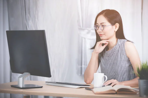 Unga Asiatiska Affärskvinna Som Arbetar Med Dator — Stockfoto