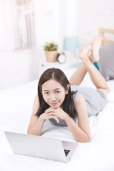 Asiatisk Kvinna Använder Laptop Arbetsplats Hemma Begreppet Asiatisk Kvinna Livsstil — Stockfoto