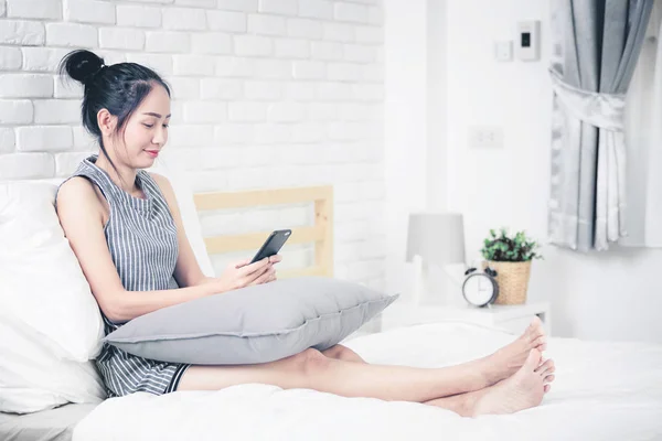 女性の休息とリラックス自宅携帯電話デバイス 生活と仕事を使用してベッドの上の概念 — ストック写真