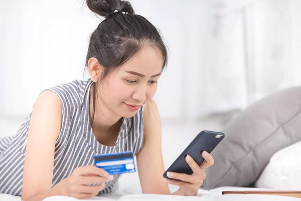 Mooie Jongedame Met Credit Card Slimme Telefoon Online Shopping Concept — Stockfoto