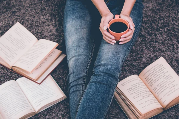 Mulher Sentada Relaxante Tapete Segurando Xícara Café Estilo Vida Trabalho — Fotografia de Stock