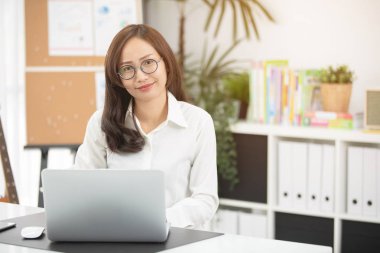 Asyalı kadın, Evde İşyeri dizüstü bilgisayar kullanarak. Asyalı kadın yaşam tarzı kavramı. Ve kamera ile gülümsemek yüz arıyorum.