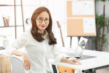 Asyalı kadın, evde işyeri dizüstü bilgisayar kullanarak. Asyalı kadın yaşam tarzı kavramı.