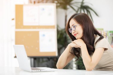 Şaşkın şaşkın Asyalı kadın fazla düşünüp dizüstü bilgisayar ekranına bakarak online sorun çözüm endişe, zor iş bilgisayar görevi çözme odaklı ciddi Tayland işkadını endişeli