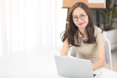 Asyalı kadın, Evde İşyeri dizüstü bilgisayar kullanarak. Asyalı kadın yaşam tarzı ile gülümsemek yüz kavramı.
